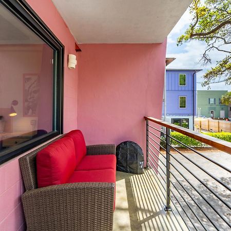 Boutique Vera Hotel In The Heart Of フォーリービーチ エクステリア 写真