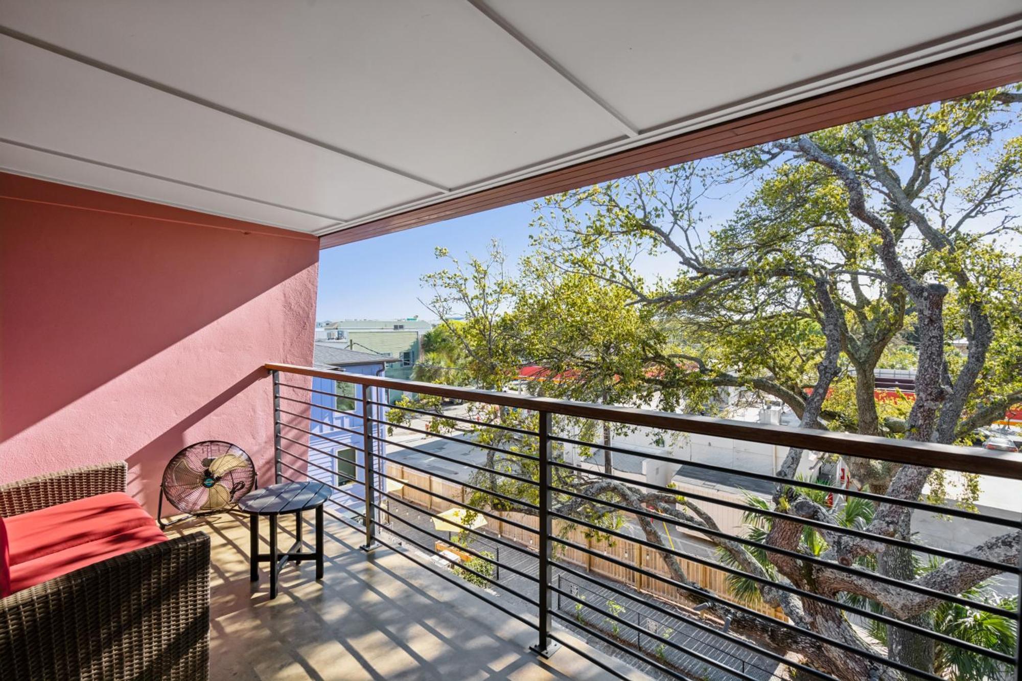 Boutique Vera Hotel In The Heart Of フォーリービーチ エクステリア 写真