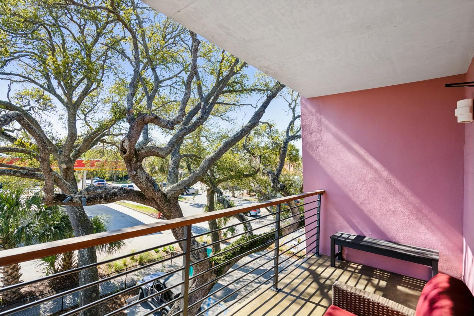 Boutique Vera Hotel In The Heart Of フォーリービーチ エクステリア 写真