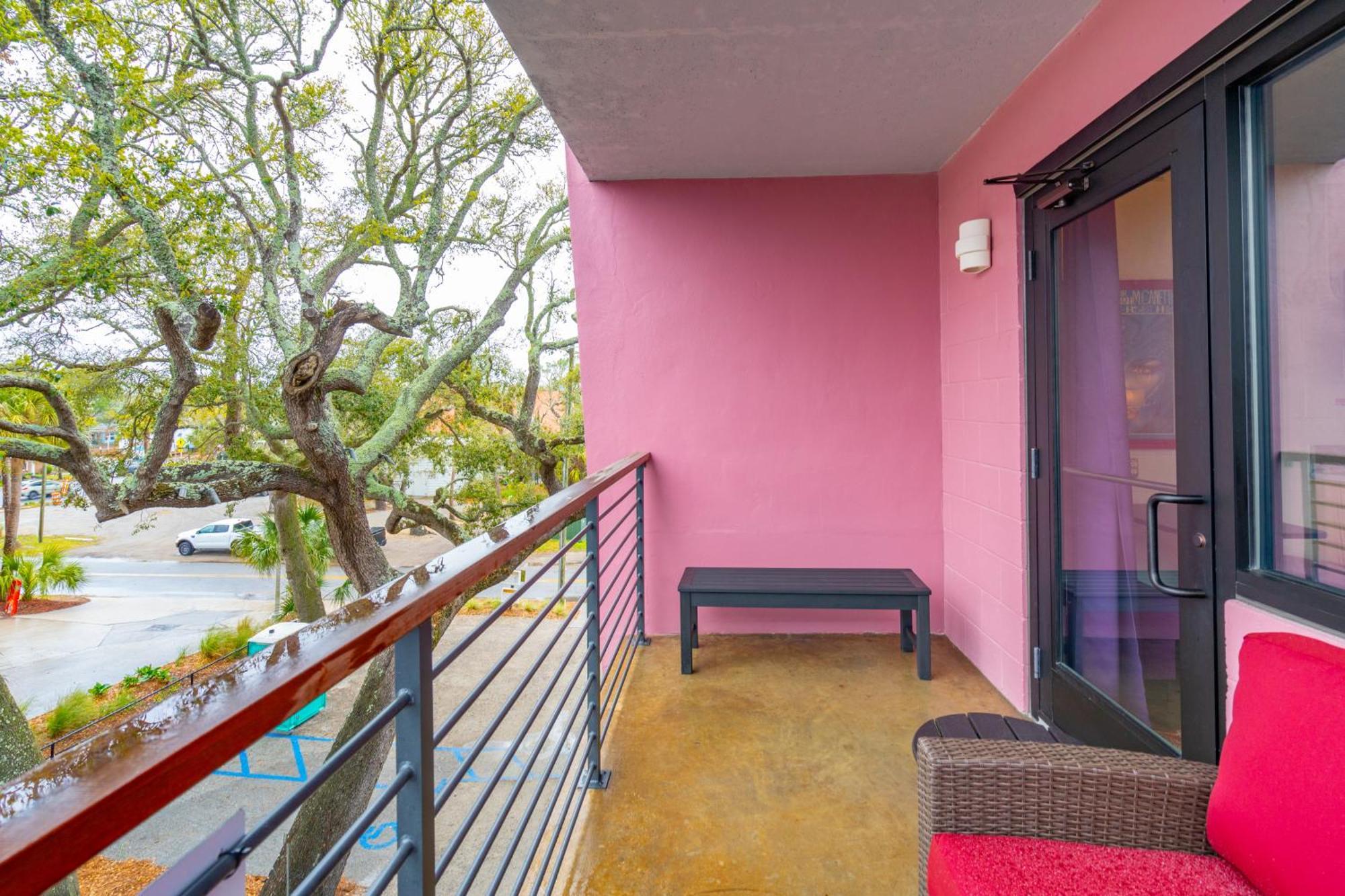 Boutique Vera Hotel In The Heart Of フォーリービーチ エクステリア 写真