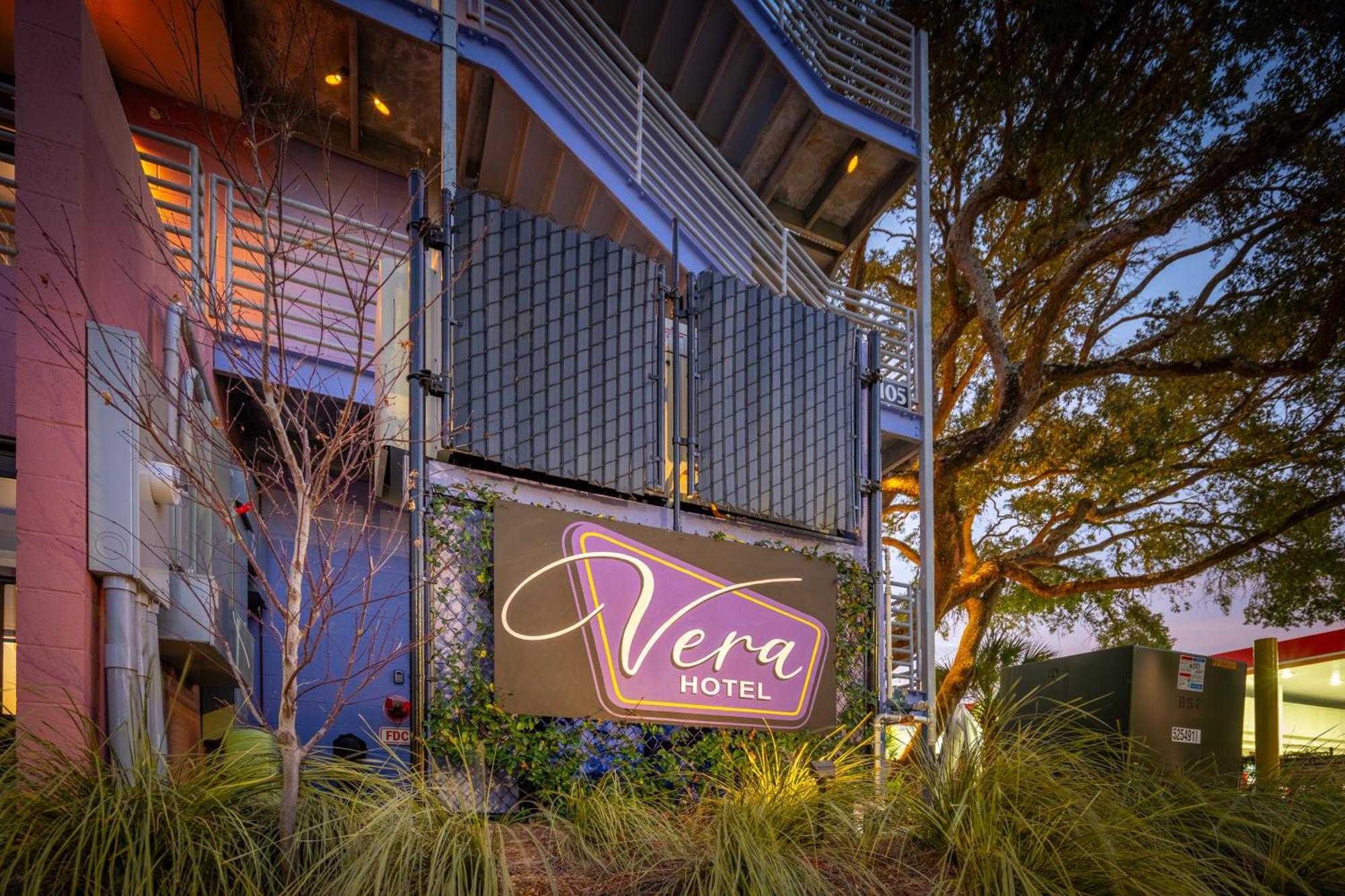Boutique Vera Hotel In The Heart Of フォーリービーチ エクステリア 写真